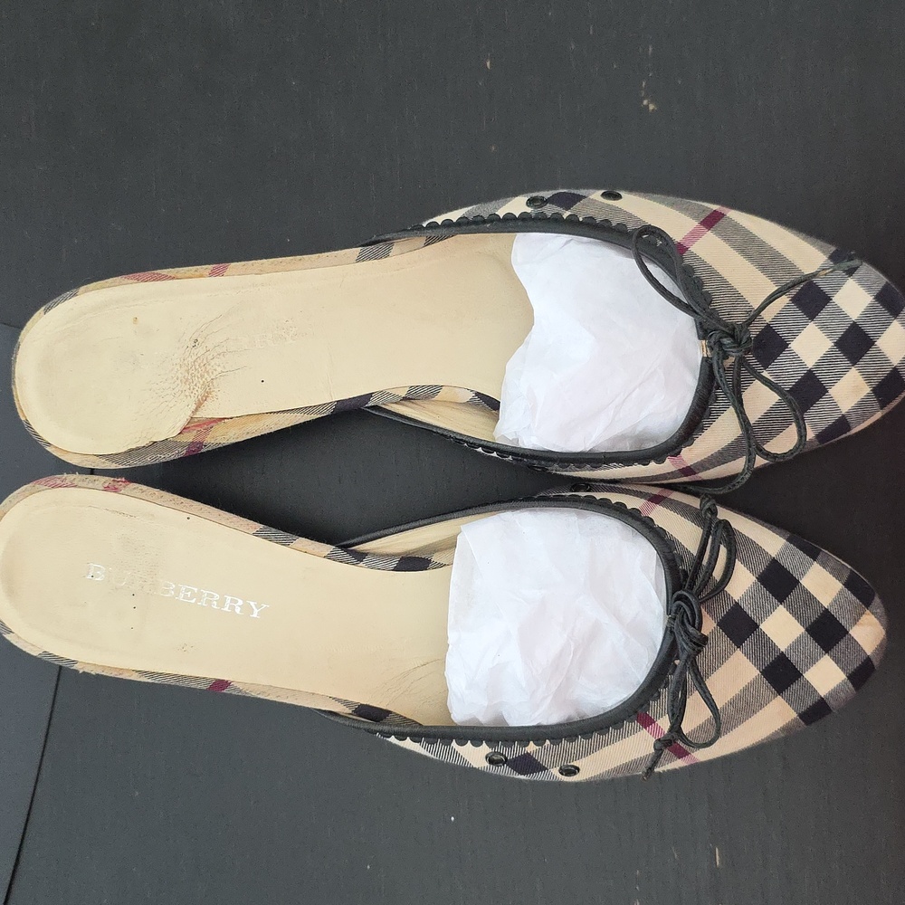 Authentic Burberry kitten heels - Picture 7 of 9